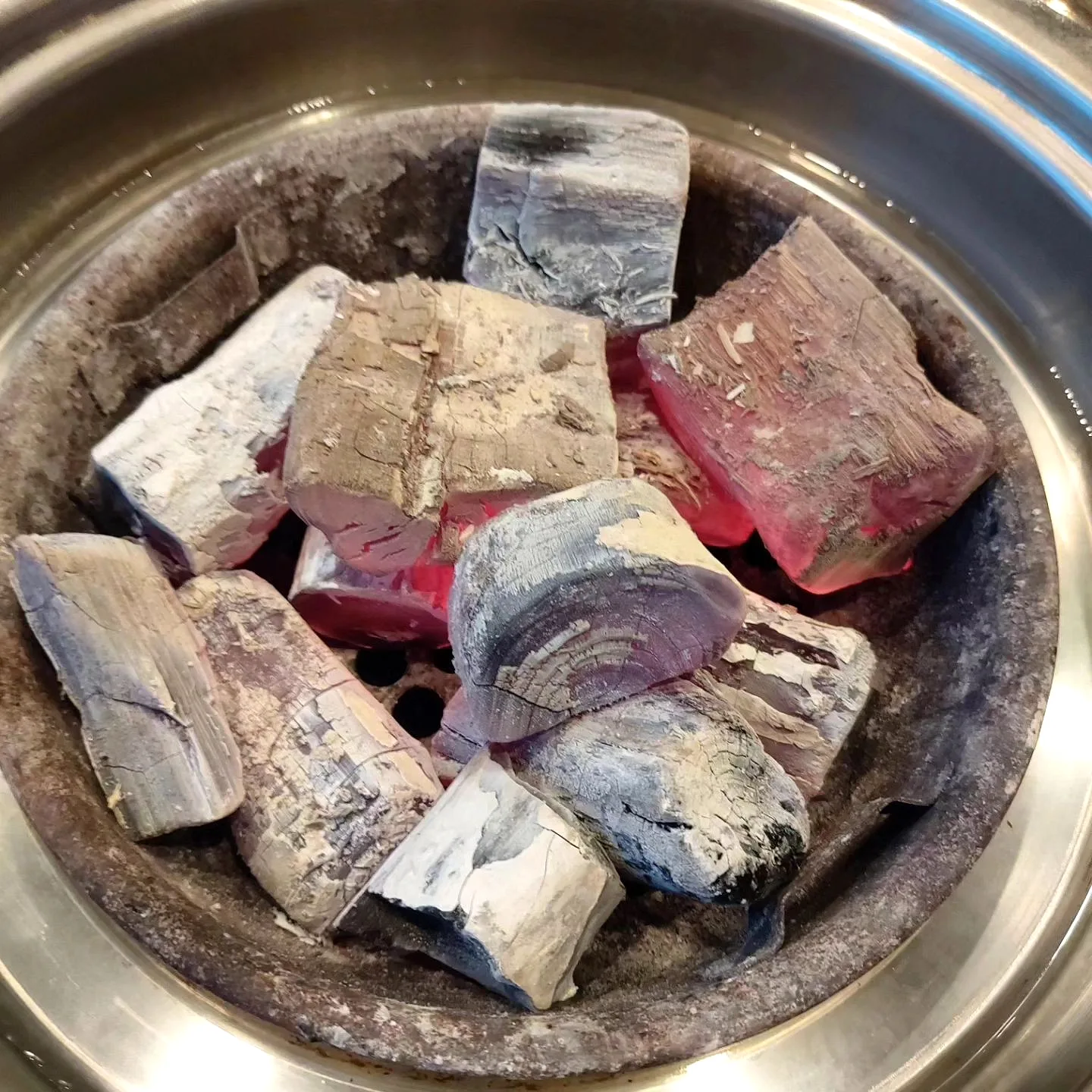 정기철명품한우식육식당 본 매장에서 제공하는 한우 안동갈비는 마늘이 넉넉하게 들어간 것이 특징입니다. 칼집이 촘촘히 들어간 갈비로, 가격은 20,900원입니다. 고품질 한우를 즐기며 특…