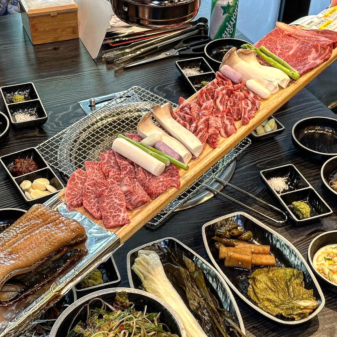 정기철명품한우식육식당 정기철명품한우식육식당에서 제공하는 한우와 민물장어의 조화로운 메뉴를 즐겨보세요. 살치살은 22,900원, 민물장어 1마리는 35,000원으로, 두 가지의 풍미를…