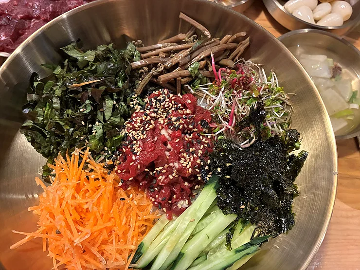 오늘뭉티기 덕천점 한우육회비빔밥이 새롭게 소개되었습니다. 13,000원으로 제공되는 이 메뉴는 좋은 고기로 만든 육회에 특제 소스를 더해 비벼 드시면 그 맛이 일품입니다. 신선한…